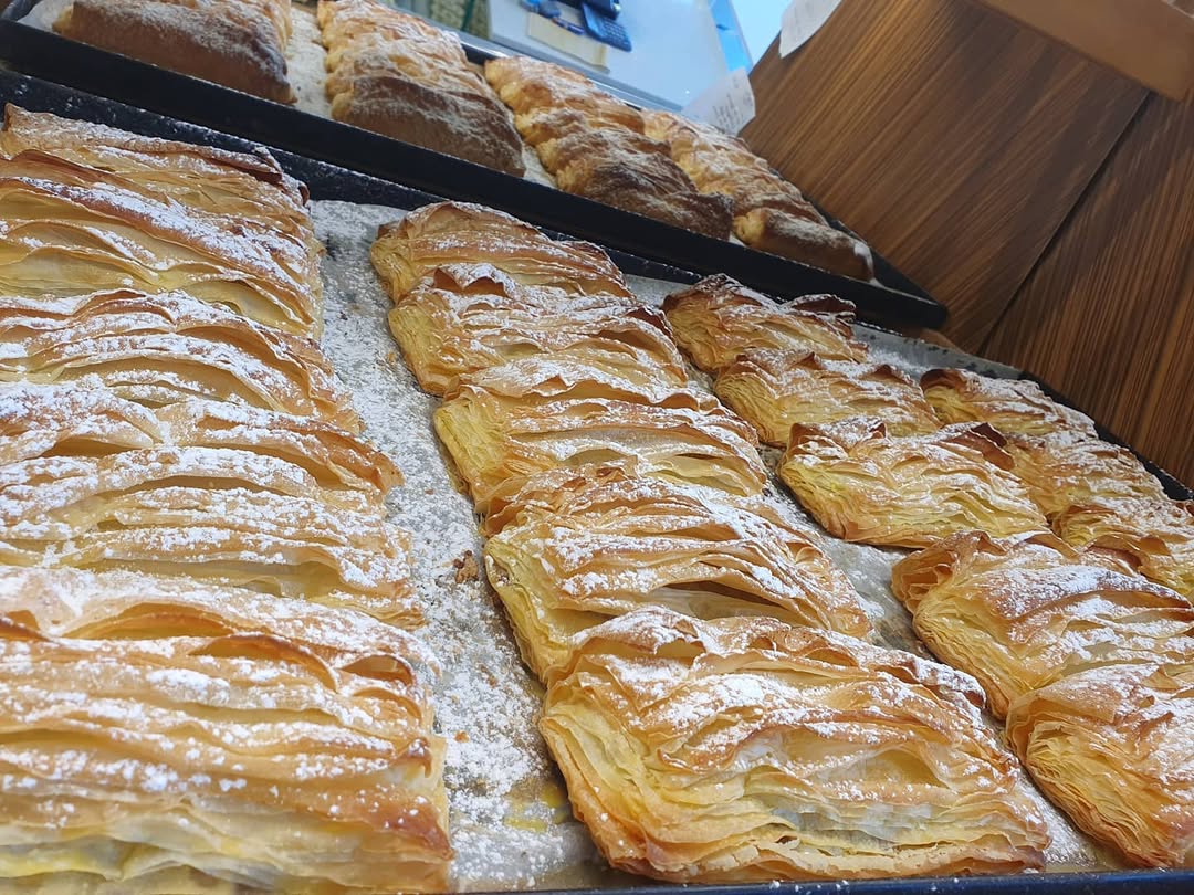 Variedade de pastéis e doces portugueses